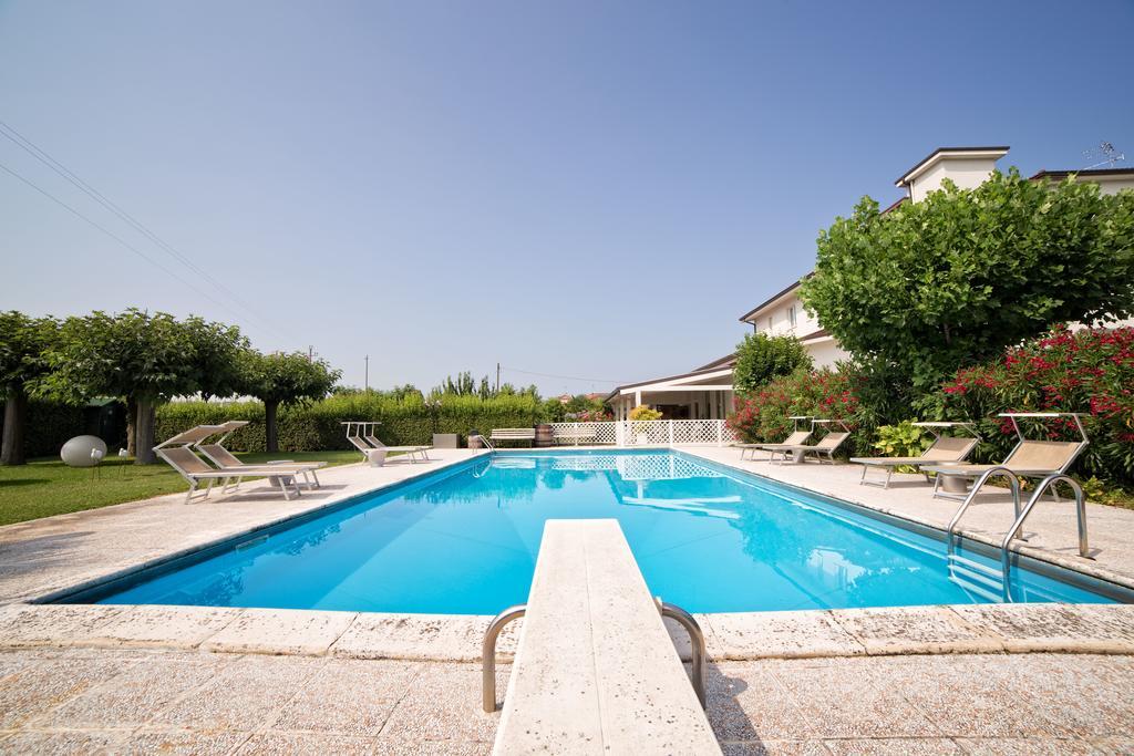 Hotel Country House La Radice Чивитанова-Марке Экстерьер фото